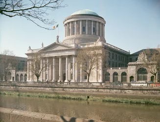 Four Courts, Dublin, vue depuis la rivière Liffey, construit entre 1796 et 1802